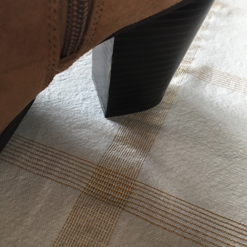 9 1/2 M LIZ CLAIBORNE FAUX SUEDE TAN BROWN BOOTS - Picture 3 of 9